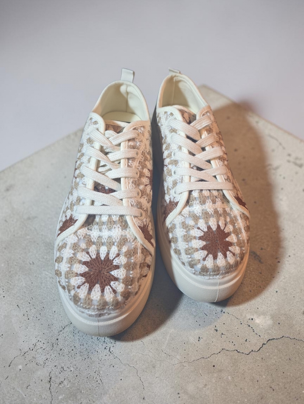 NWOT DL 1990 Women’s Cream, Brown &  Crochet Platform Sneakers SIZE 8. - Picture 2 of 8